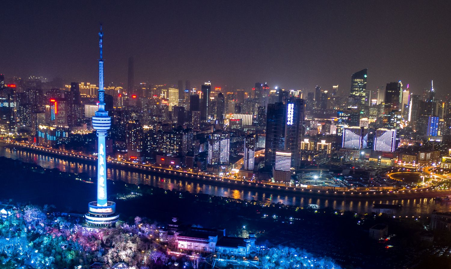 不论先前去过的晴川阁,古琴台,月湖,哪怕是充满气雄气概的龟山,也掩盖