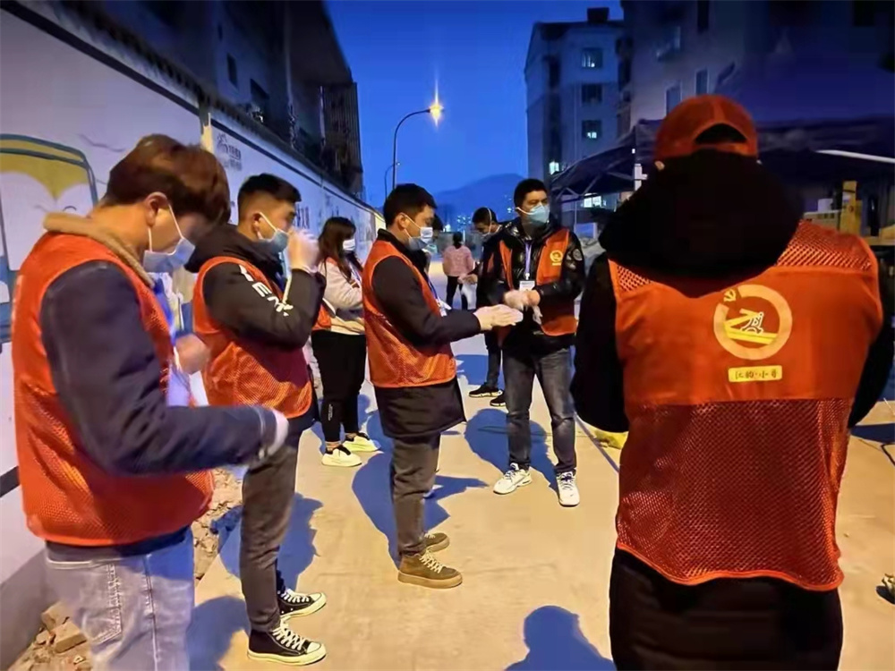 连云港海州区红韵小哥逆行奔跑显担当