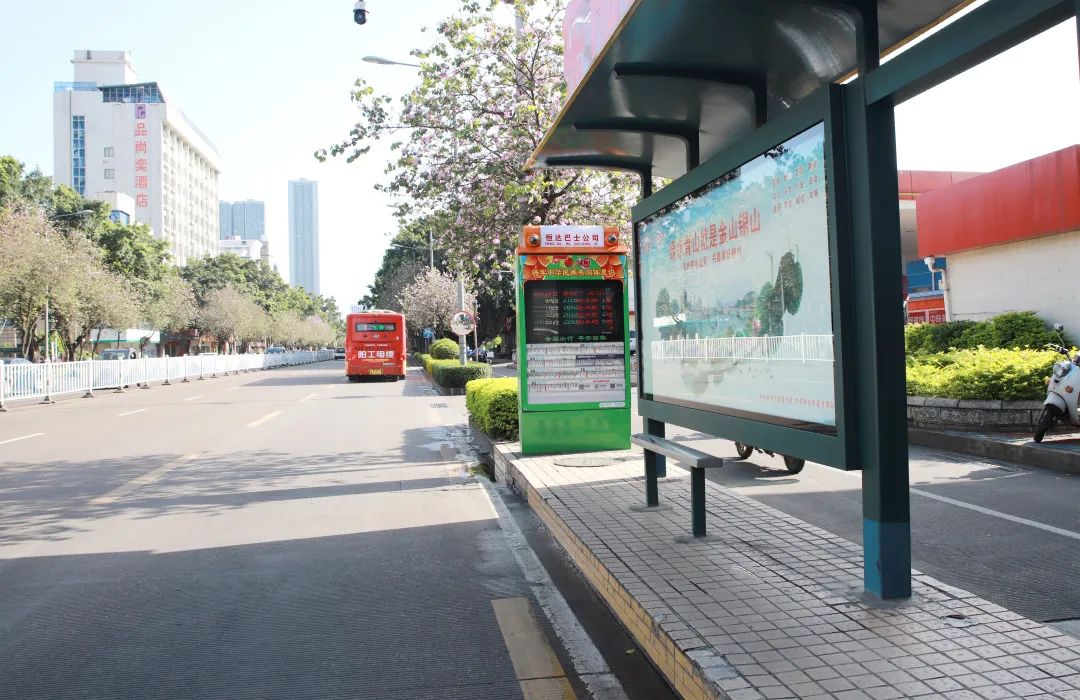 "石榴福娃"新式公交站牌 美观! 实用!|柳州市_新浪新闻