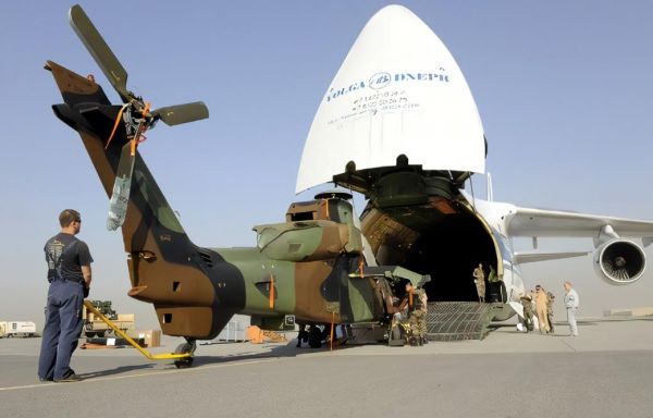 资料图片：乌克兰的安-124运输机协助法国陆军空运“虎”式武装直升机。（法国国防部官网）