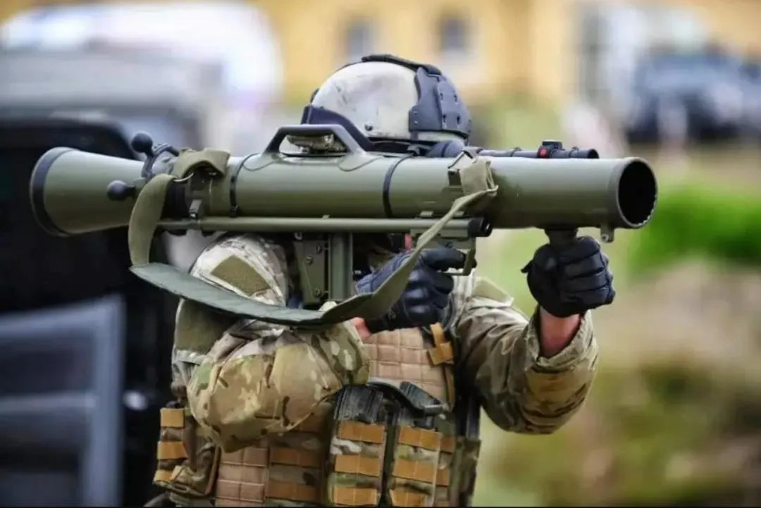新一代82毫米轻无后坐力炮曝光,碳钛合金炮管尊贵奢华__财经头条