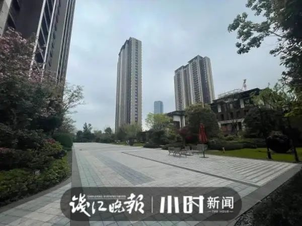 杭州一小区网红裸背拍照，业主着急怕带坏孩子：有时连内衣都没穿休闲区蓝鸢梦想 - Www.slyday.coM