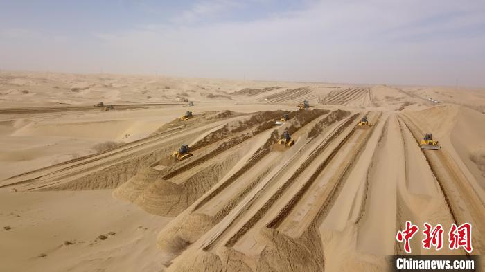 生态与富民兼得 中国第七大沙漠用"光伏治沙"觅绿色财富