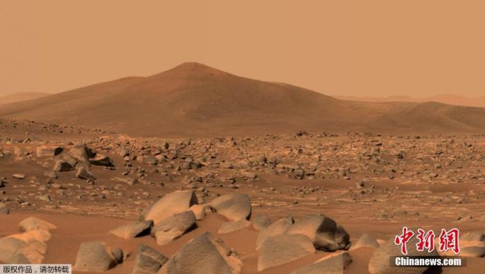 资料图：NASA公布“毅力号”用毅力号桅杆相机Mastcam-Z拍摄的火星山丘“圣克鲁斯”的照片。