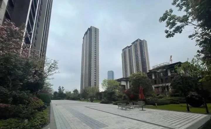 网红在小区内裸背拍照，宝妈急了：担心带坏孩子！休闲区蓝鸢梦想 - Www.slyday.coM