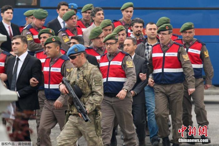 资料图：2017年，土耳其未遂军事政变中部分人员因涉嫌密谋“刺杀”总统埃尔多安，出庭受审。