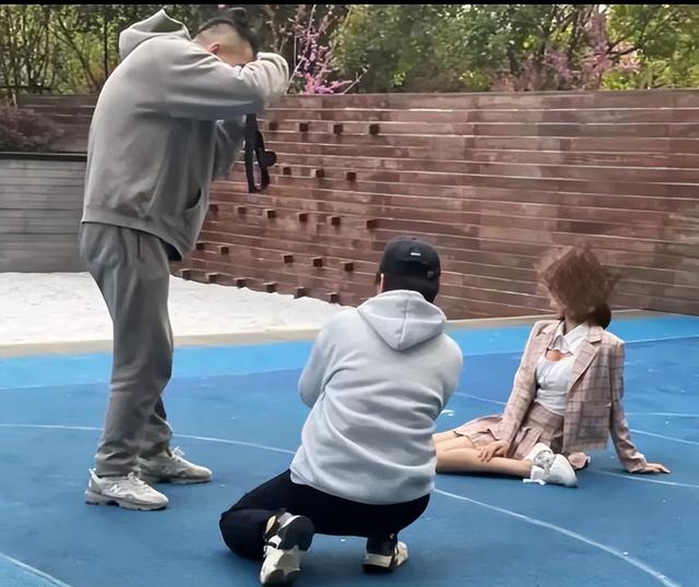 小区网红裸背拍照宝妈担心带坏孩子 是小题大做吗？休闲区蓝鸢梦想 - Www.slyday.coM