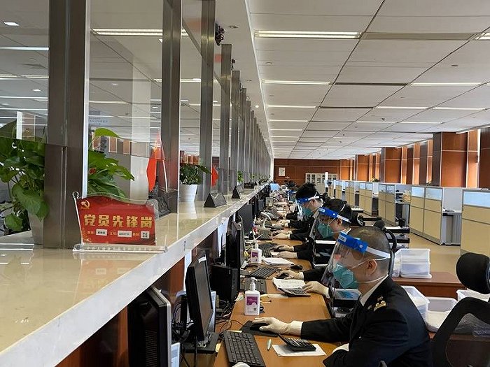 浦东封控首日，上海口岸进出口了些啥？揭秘货物通关AB班，不停摆是因伤不得休闲区蓝鸢梦想 - Www.slyday.coM