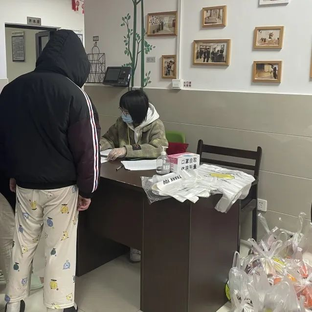 “我们是你最坚强的后盾”上海高校辅导员全天候守护，与学生并肩战“疫”休闲区蓝鸢梦想 - Www.slyday.coM