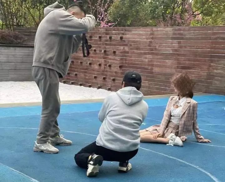 网红在小区内裸背拍照，宝妈急了：担心带坏孩子！休闲区蓝鸢梦想 - Www.slyday.coM