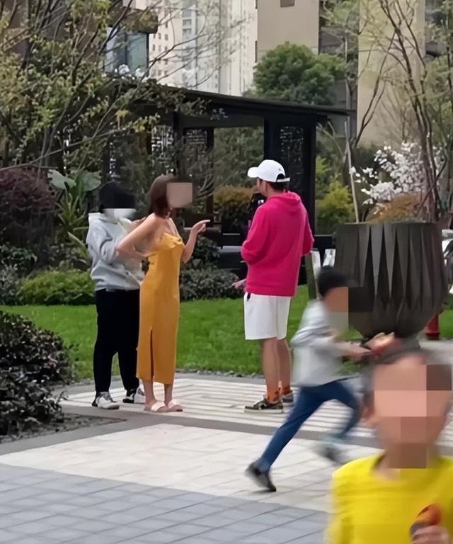 小区网红裸背拍照宝妈担心带坏孩子 是小题大做吗？休闲区蓝鸢梦想 - Www.slyday.coM