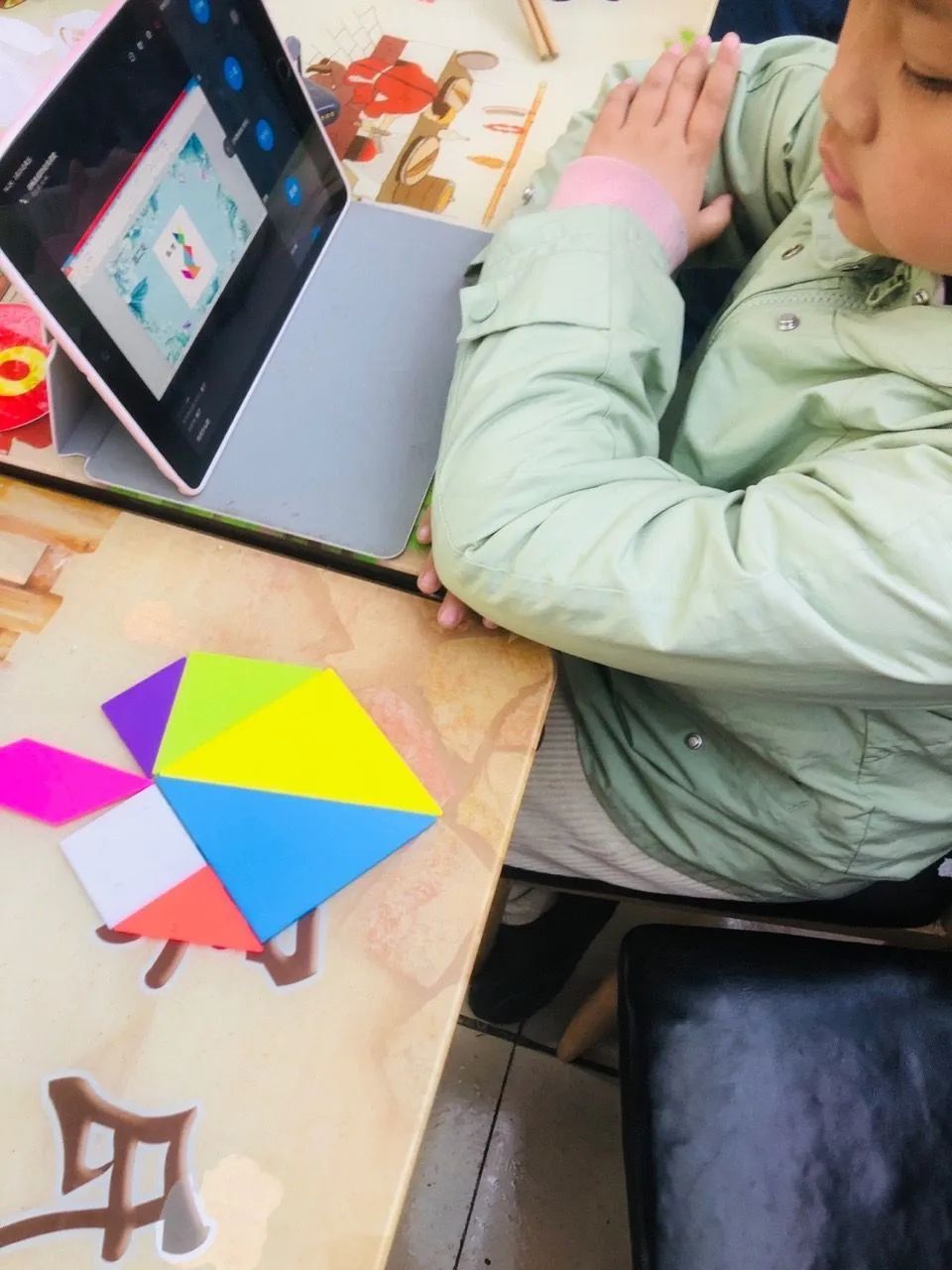 一二年级组织了线上进阶七巧板的拼图活动,"小豆豆们"踊跃参与,在规定