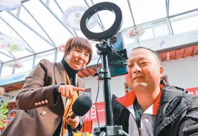 2月16日，在甘肃省张掖市甘州区乌江镇电商晋级大赛现场，青年电商主播们相互交流直播带货经验。王 将摄（人民视觉）