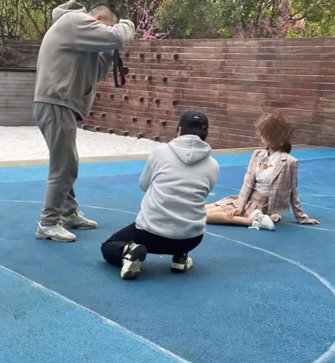 杭州一小区网红裸背拍照，宝妈担心带坏孩子？网友：学学孟母三迁！休闲区蓝鸢梦想 - Www.slyday.coM