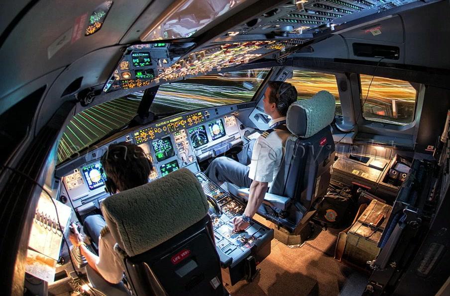 飞机的驾驶舱啥样大致就这样