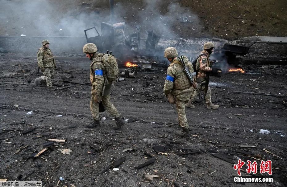 资料图：乌克兰军人收集未爆炸的炮弹。
