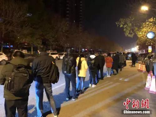 资料图:早上5:30排队乘车的上班族。 冷昊阳 摄