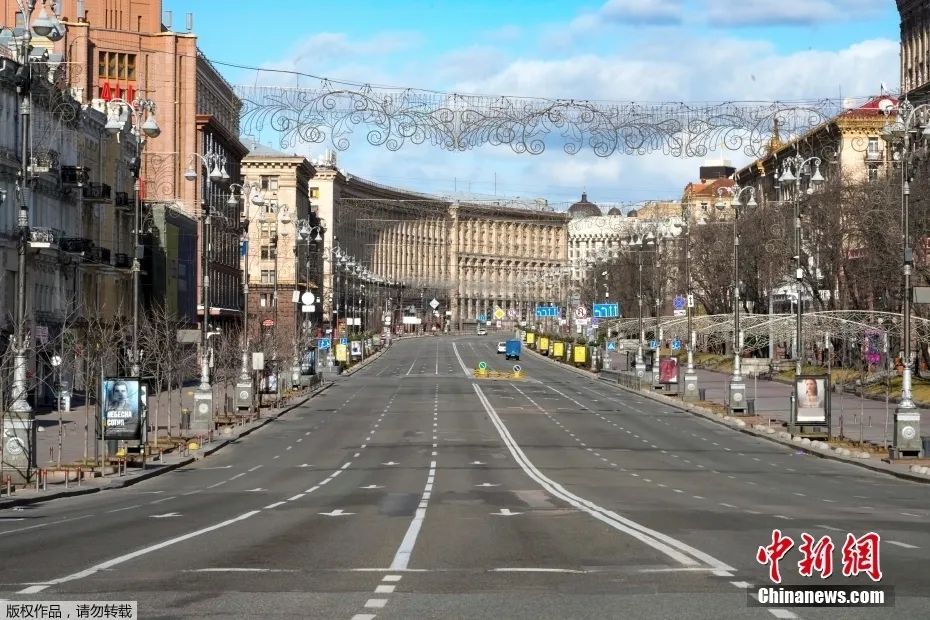 当地时间2月27日，乌克兰首都基辅街头，马路空空荡荡，难寻行人身影。