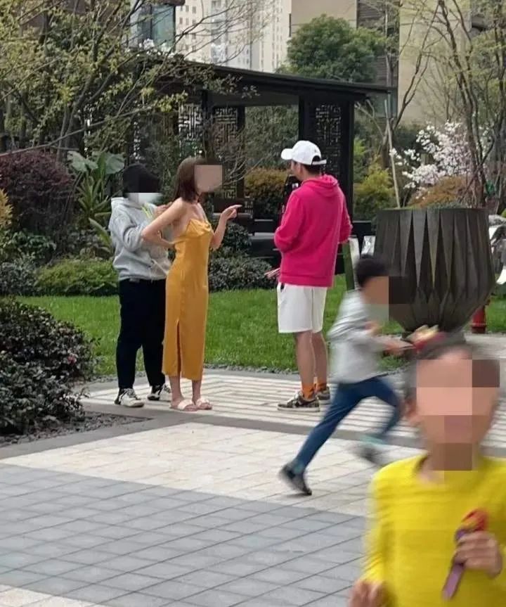 网红在小区内裸背拍照，宝妈急了：担心带坏孩子！休闲区蓝鸢梦想 - Www.slyday.coM