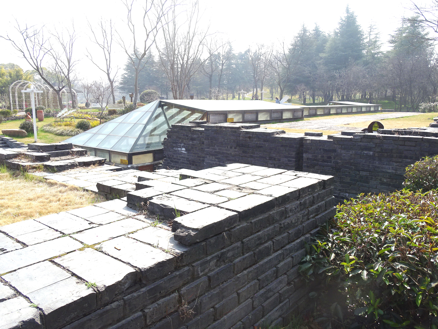 罗城西门遗址.孔生 摄遗址标牌.遗址一角.