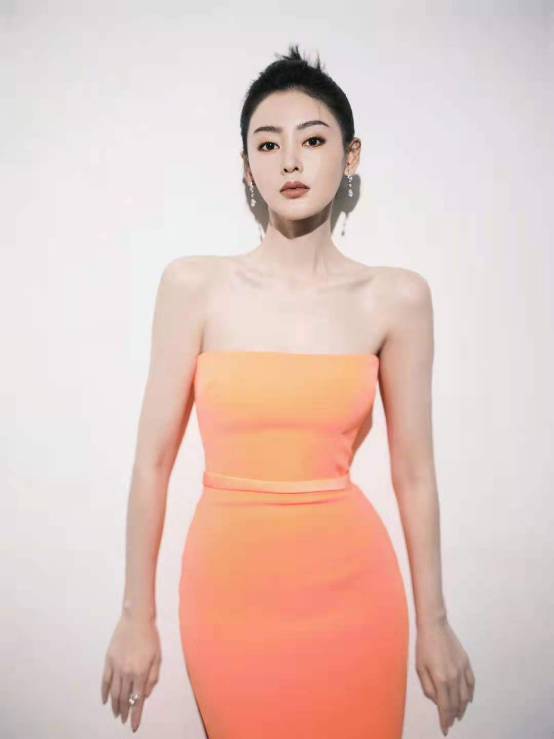 张天爱穿运动内衣身材傲人排骨胸巴掌腰抢镜网漫女主有了脸