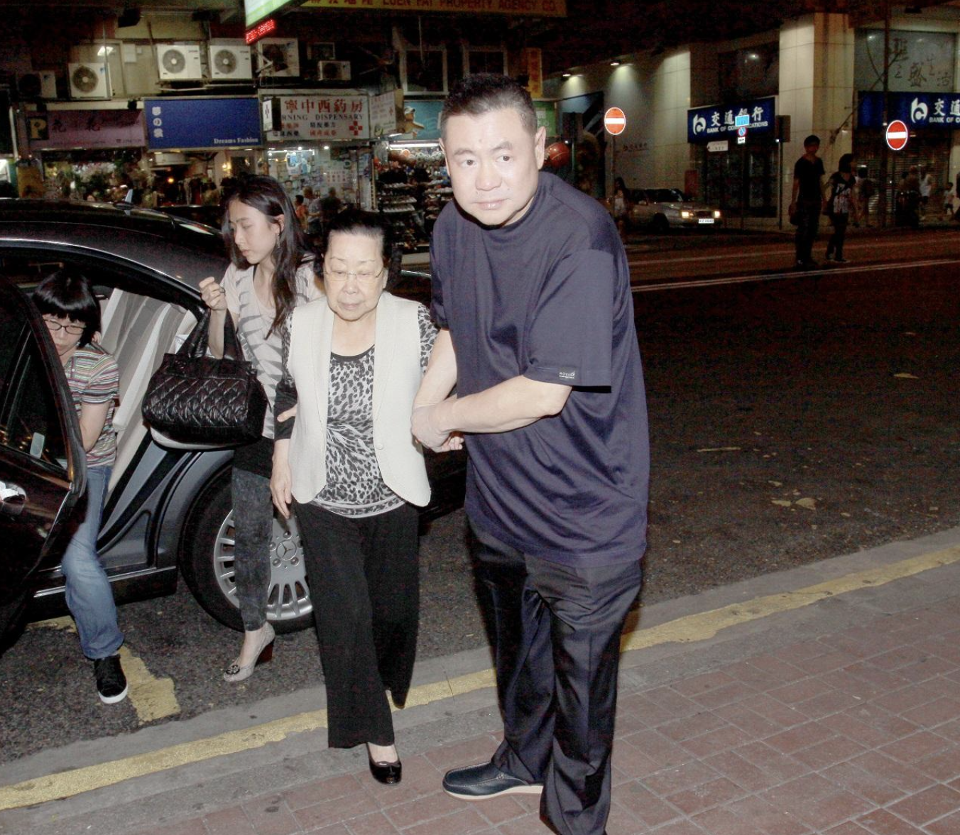 刘銮雄拍卖8件明清精品瓷器估值逾15亿元被曝最钟情收集珠宝