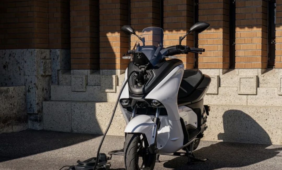 不陌生,它今年也推出自己的新能源电动摩托车e01,一款真正的超级电摩!
