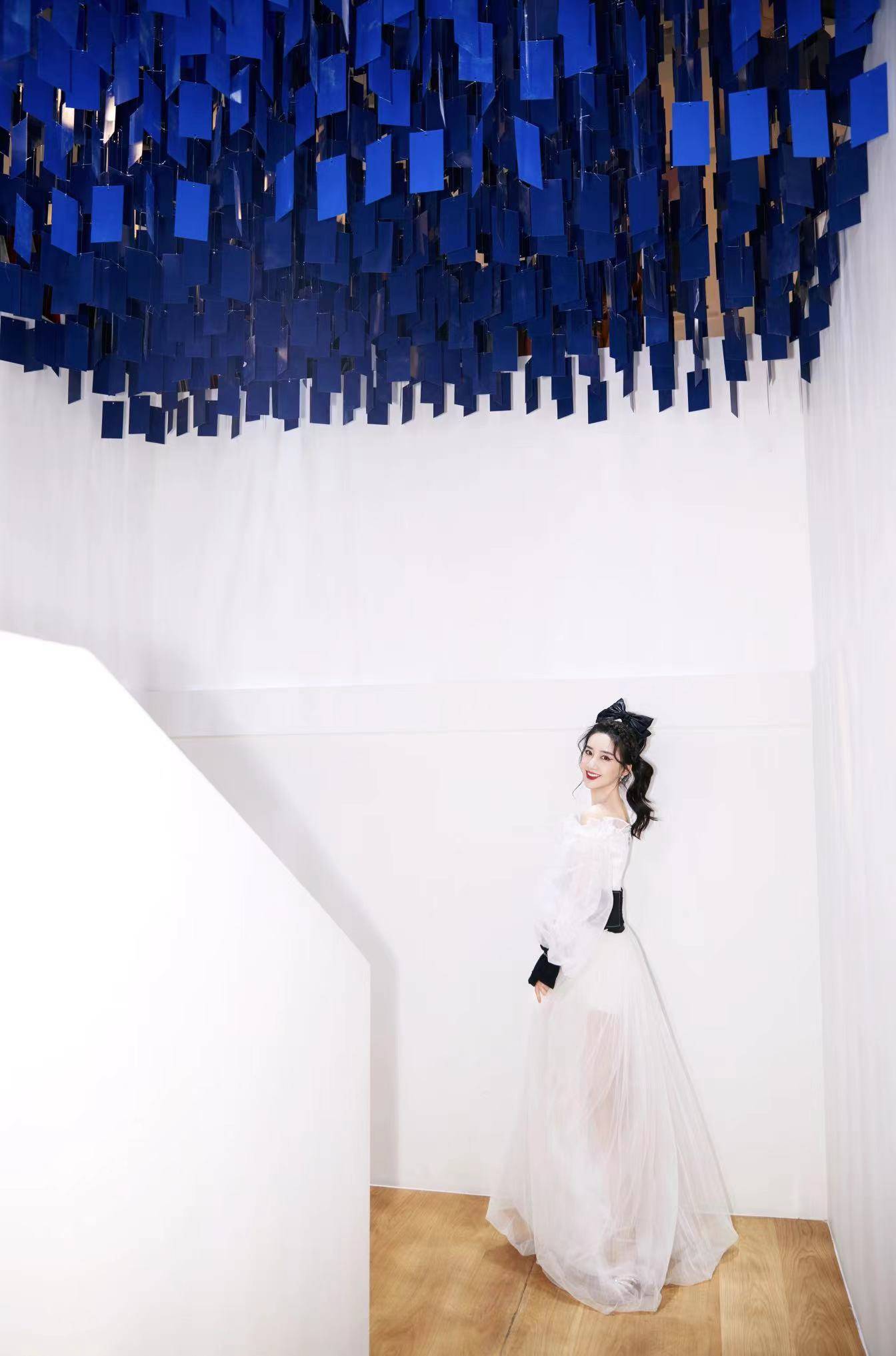 陈欣予化身迪士尼在逃公主梦幻百变解锁时尚新风度