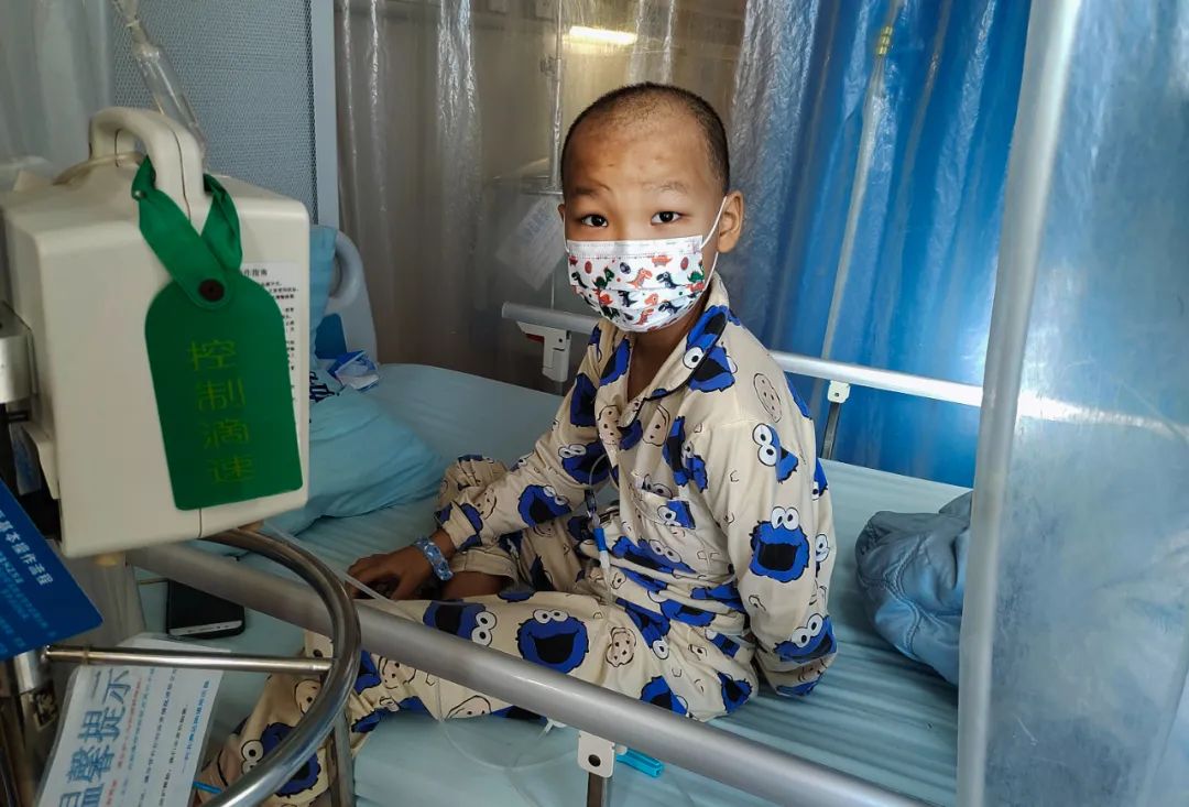 得知娃患病祖奶奶和奶奶中风瘫痪男孩痛哭妈妈我不治了