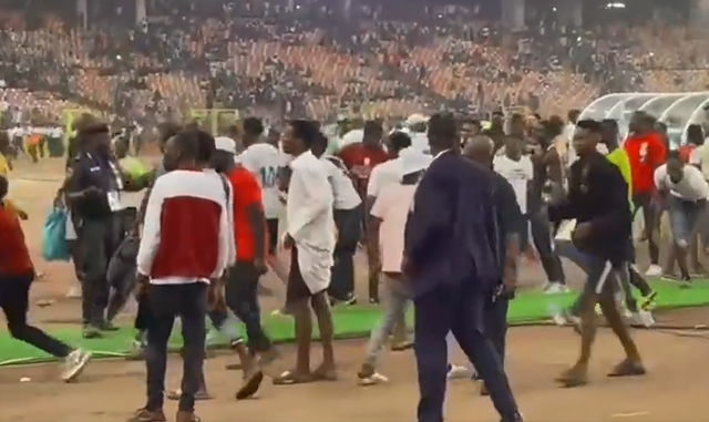 世预赛火爆一幕!世界第32无缘世界杯,球迷砸球场,追打男足球员休闲区蓝鸢梦想 - Www.slyday.coM 世预赛火爆一幕!世界第32无缘世界杯,球迷砸球场,追打男足球员休闲区蓝鸢梦想 - Www.slyday.coM