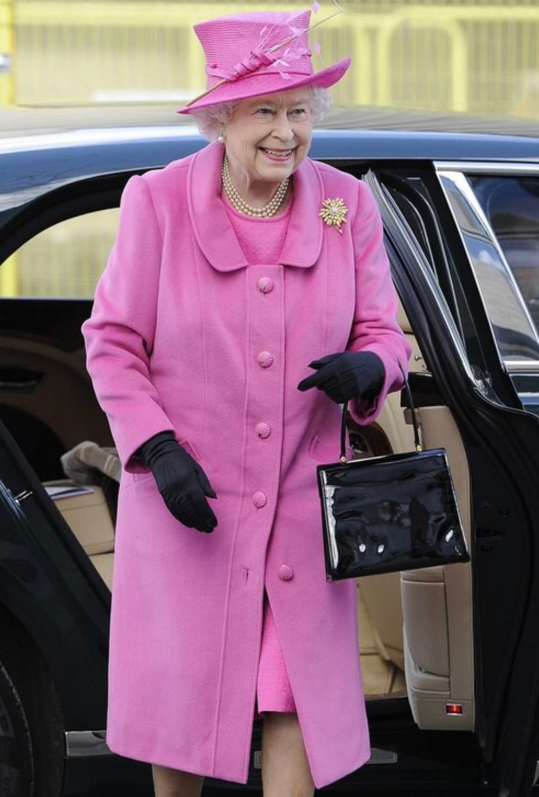 英女王出席老公追悼会瘦得大衣都快撑不起来一脸憔悴让人心疼