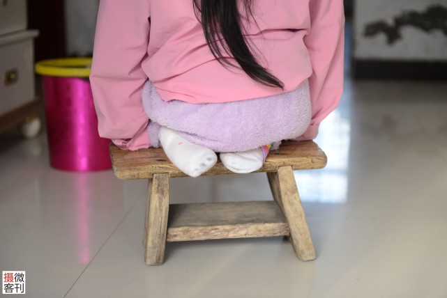 漂亮女孩跪在板凳上行走妈妈脑梗8年全靠她照顾