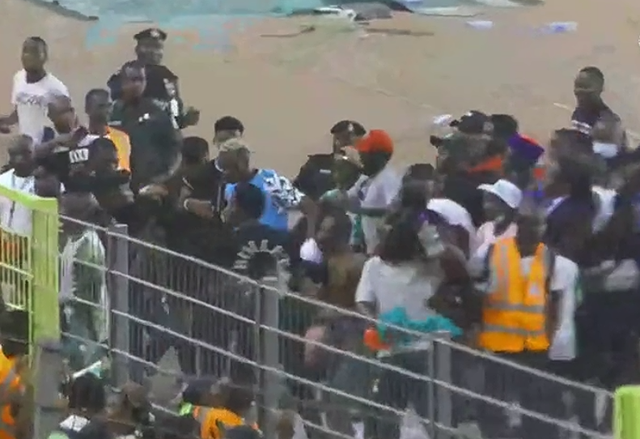 世预赛火爆一幕!世界第32无缘世界杯,球迷砸球场,追打男足球员休闲区蓝鸢梦想 - Www.slyday.coM 世预赛火爆一幕!世界第32无缘世界杯,球迷砸球场,追打男足球员休闲区蓝鸢梦想 - Www.slyday.coM