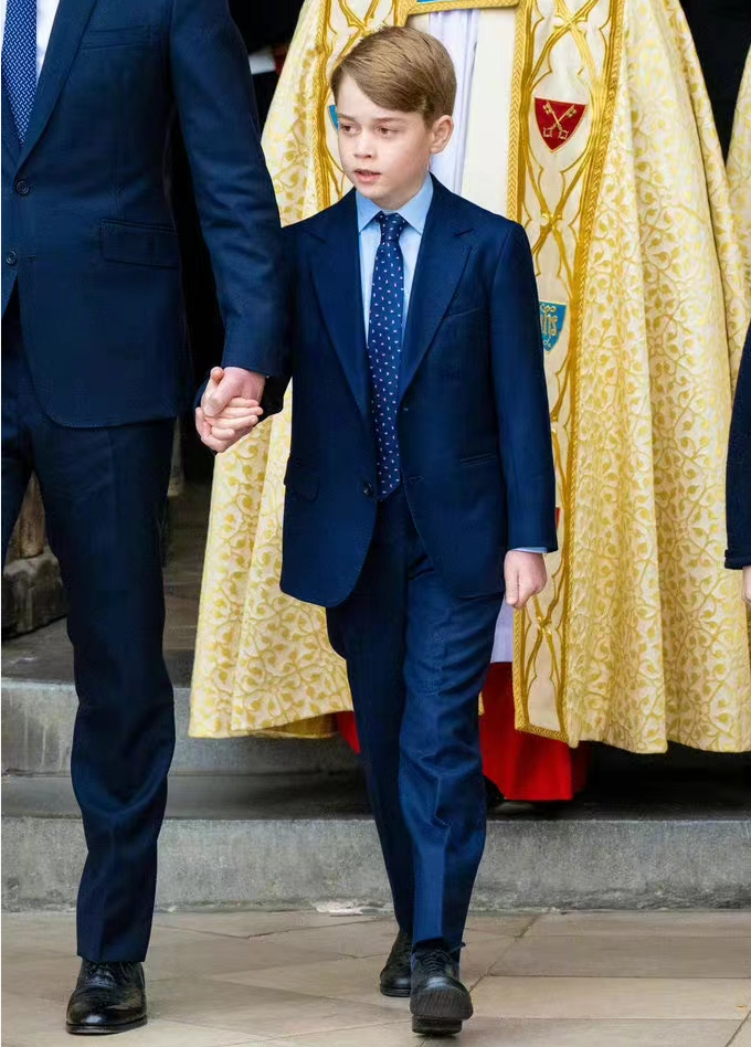 乔治小王子长大了发量浓密不像老爸妹妹如同迷你版英女王