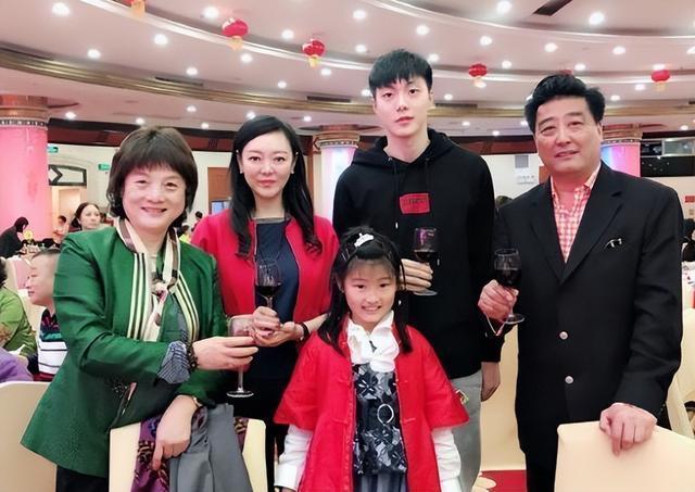 胡明轩的妈妈颜值非常的出众,并且看起来十分年轻,一点也不像是将近50