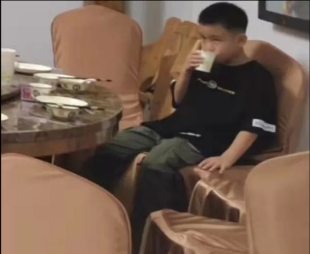 孙海洋直播带货引争议,孙卓给姐姐拥抱很感动,孙辉让人莫名想笑休闲区蓝鸢梦想 - Www.slyday.coM 孙海洋直播带货引争议,孙卓给姐姐拥抱很感动,孙辉让人莫名想笑休闲区蓝鸢梦想 - Www.slyday.coM