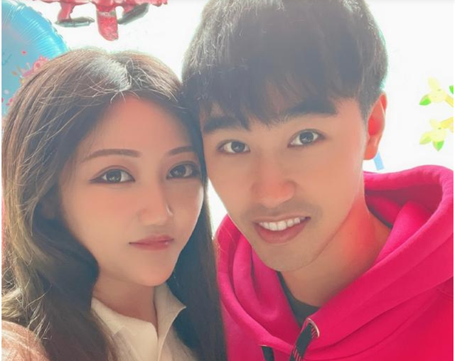 除了发文,闫安也晒出了宝宝的照片,可以看出闫安的老婆抱着孩子,而