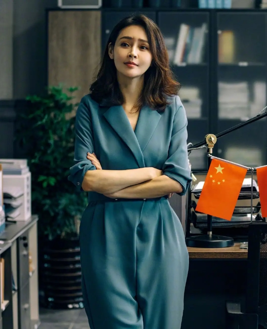 于明加衣品越来越好穿白色连衣裙如少女不规则裙摆显腿长