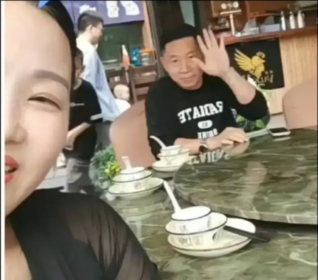 孙海洋直播带货引争议,孙卓给姐姐拥抱很感动,孙辉让人莫名想笑休闲区蓝鸢梦想 - Www.slyday.coM 孙海洋直播带货引争议,孙卓给姐姐拥抱很感动,孙辉让人莫名想笑休闲区蓝鸢梦想 - Www.slyday.coM