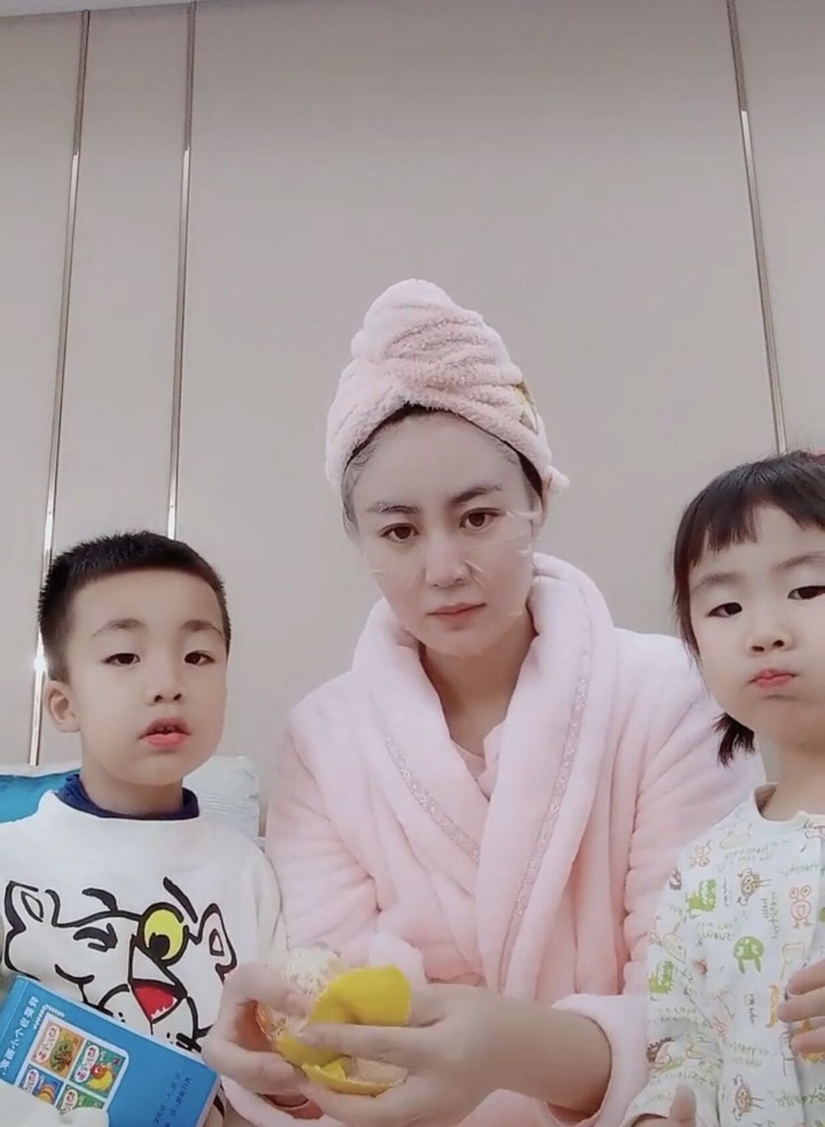 事实上,自从毕畅与前夫隋宏洋协议离婚后,单亲妈妈独自抚养一双子女