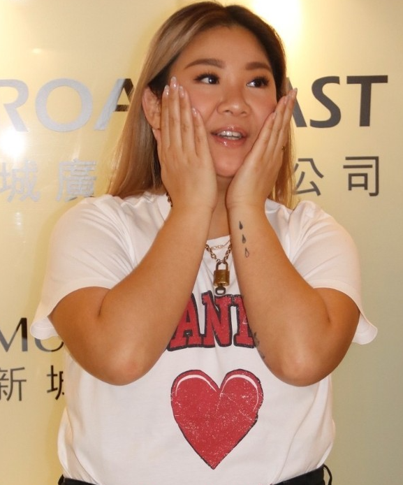 港媒曝光郑欣宜新恋情与强壮男友甜蜜约会减肥后显得小鸟依人