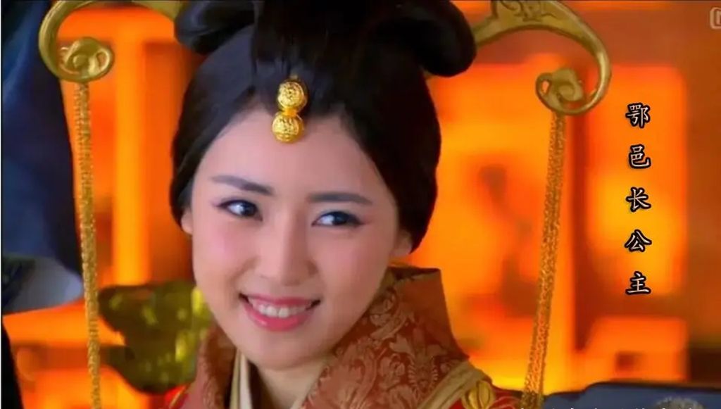 由于新帝年幼,又无母亲照顾,群臣商议之后,便决定让汉昭帝刘弗陵唯一