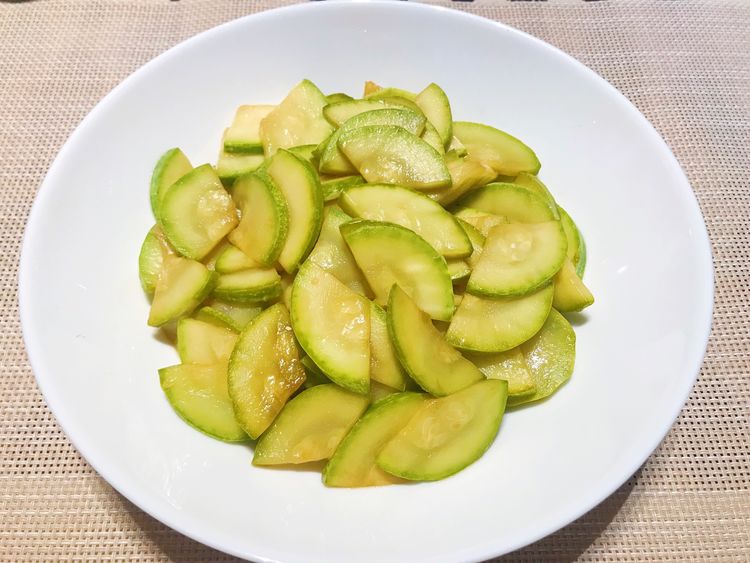 醋溜西葫芦这道美食制作起来不是很麻烦,在吃的时候,我们搭配些酱香