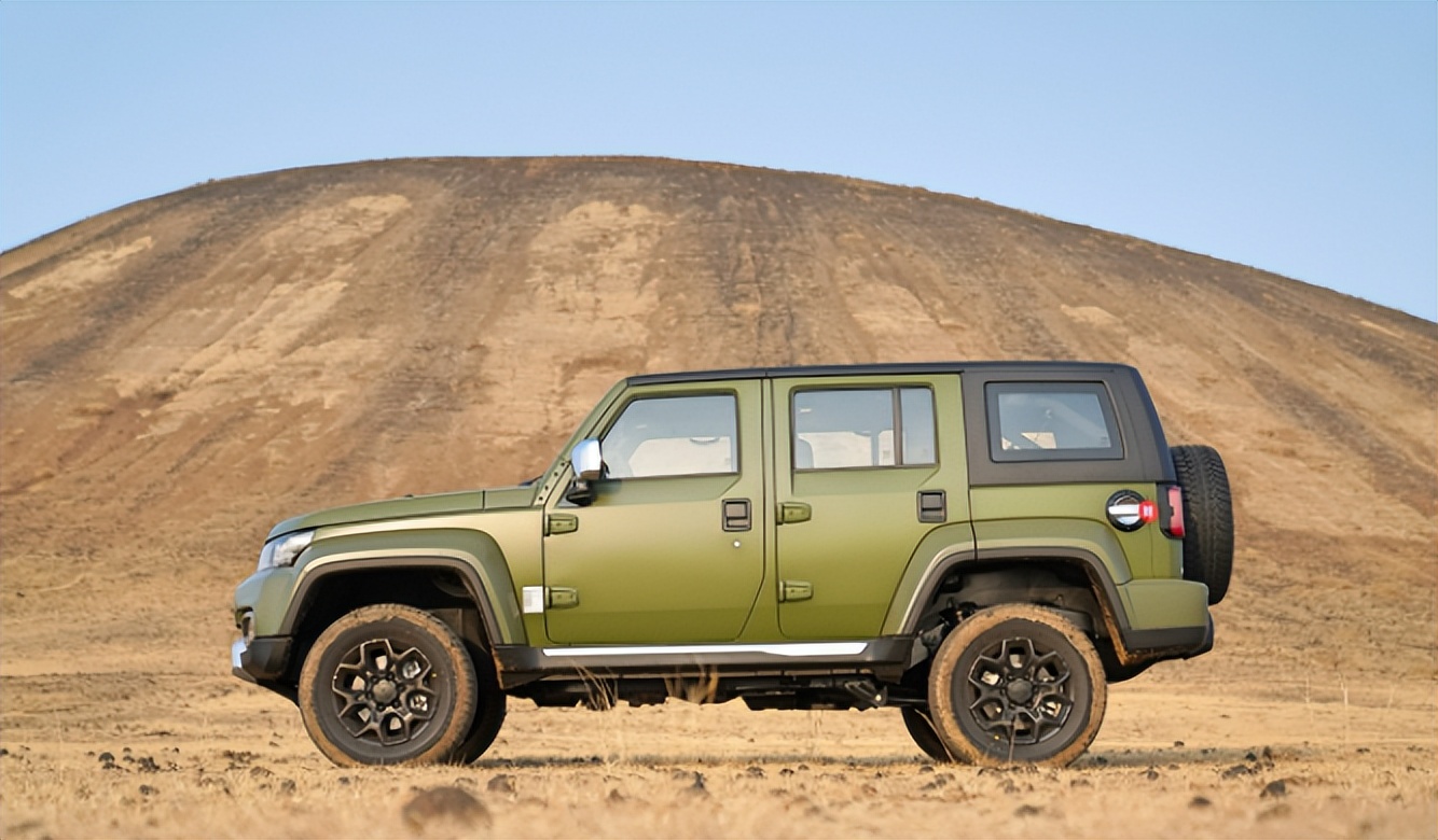 bj40刀锋英雄:硬派定位配柴油2.0t 8at,续航上千公里-新浪汽车