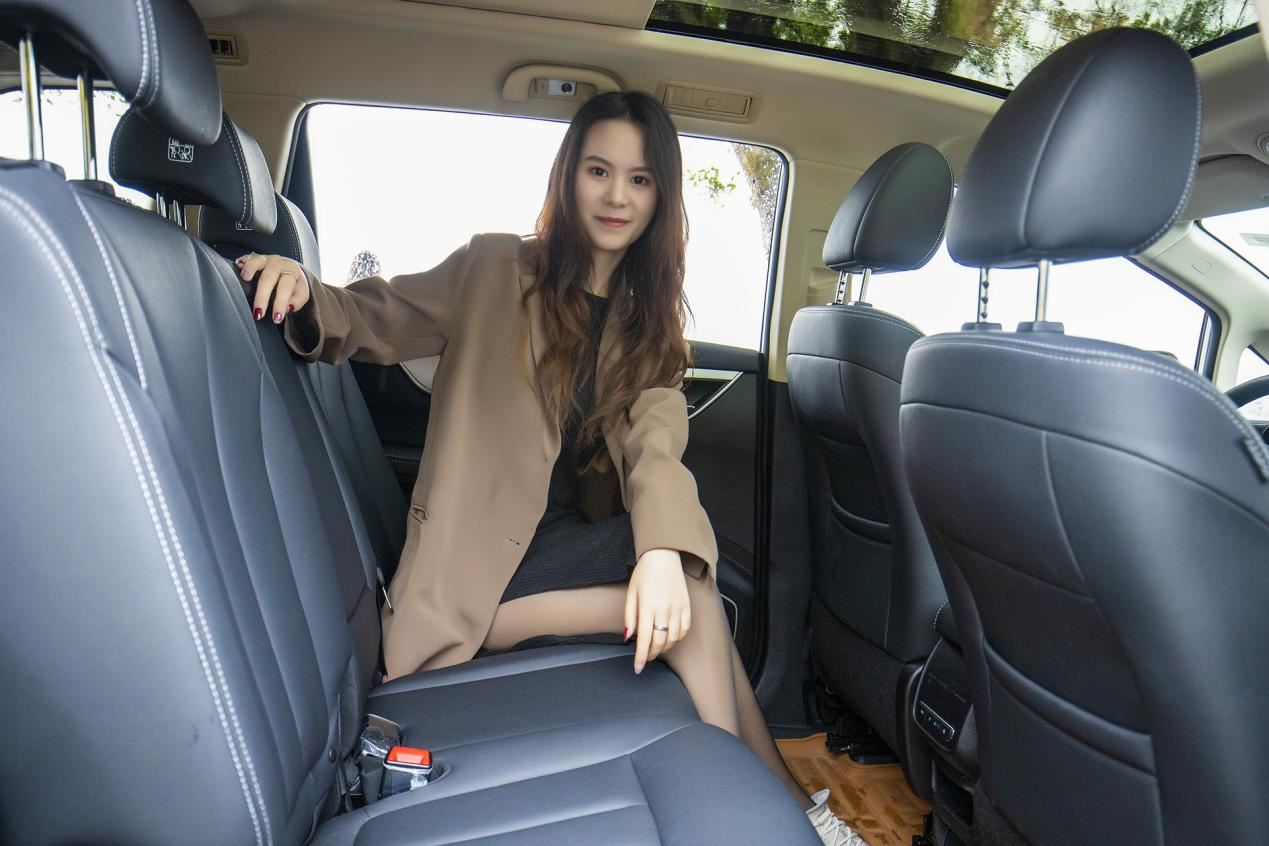 2785mm的轴距可以轻松搞定我家媳妇无处安放的大长腿,无论是副驾驶的