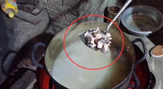 三亚发现一条4米蟒蛇,偷吃小羊羔后被抓,为何说它是保护动物?休闲区蓝鸢梦想 - Www.slyday.coM 三亚发现一条4米蟒蛇,偷吃小羊羔后被抓,为何说它是保护动物?休闲区蓝鸢梦想 - Www.slyday.coM