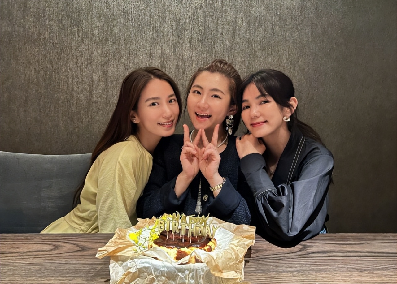 田馥甄39岁生日SHE合体庆祝,三姐妹久违同框,冻龄颜值抢镜休闲区蓝鸢梦想 - Www.slyday.coM 田馥甄39岁生日SHE合体庆祝,三姐妹久违同框,冻龄颜值抢镜休闲区蓝鸢梦想 - Www.slyday.coM