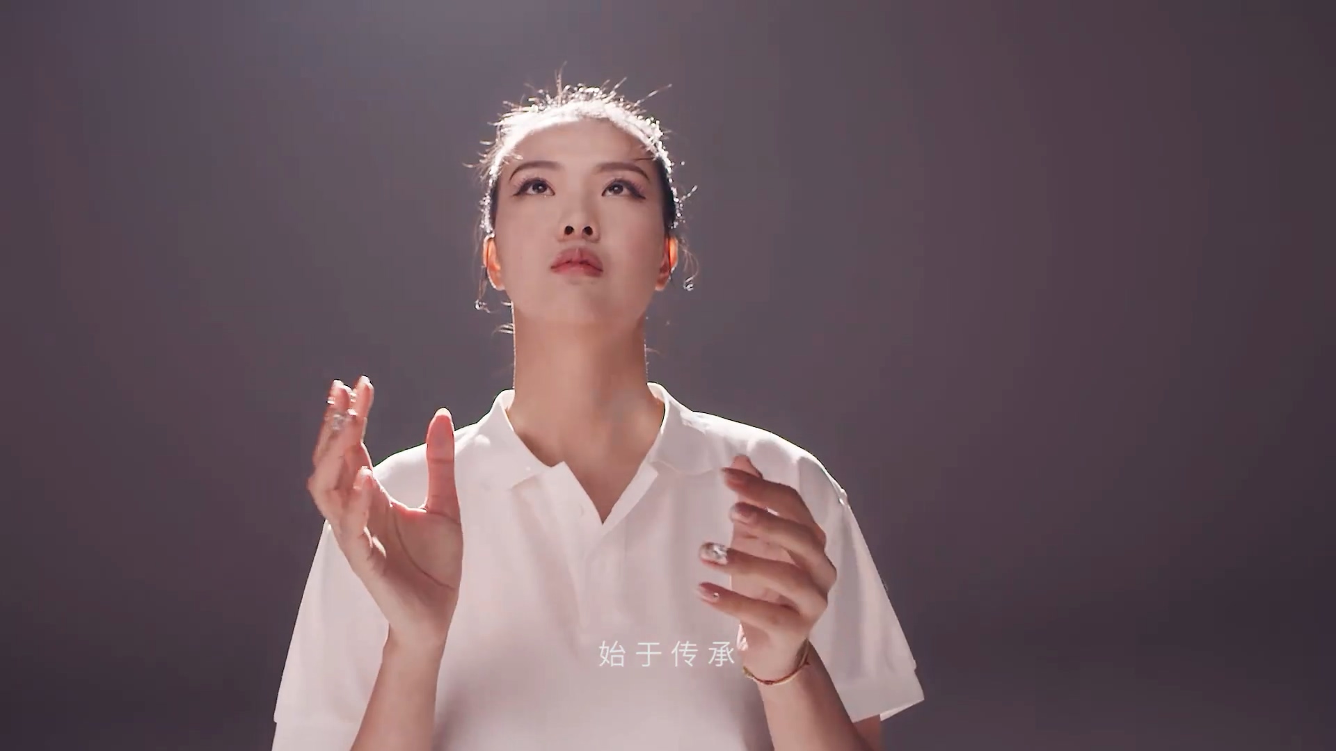 女排奥运冠军张常宁穿婚纱出镜,小露香肩性感又美丽