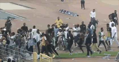 无缘世界杯，尼日利亚内讧！球迷追打球员，网友：国足球迷很克制休闲区蓝鸢梦想 - Www.slyday.coM