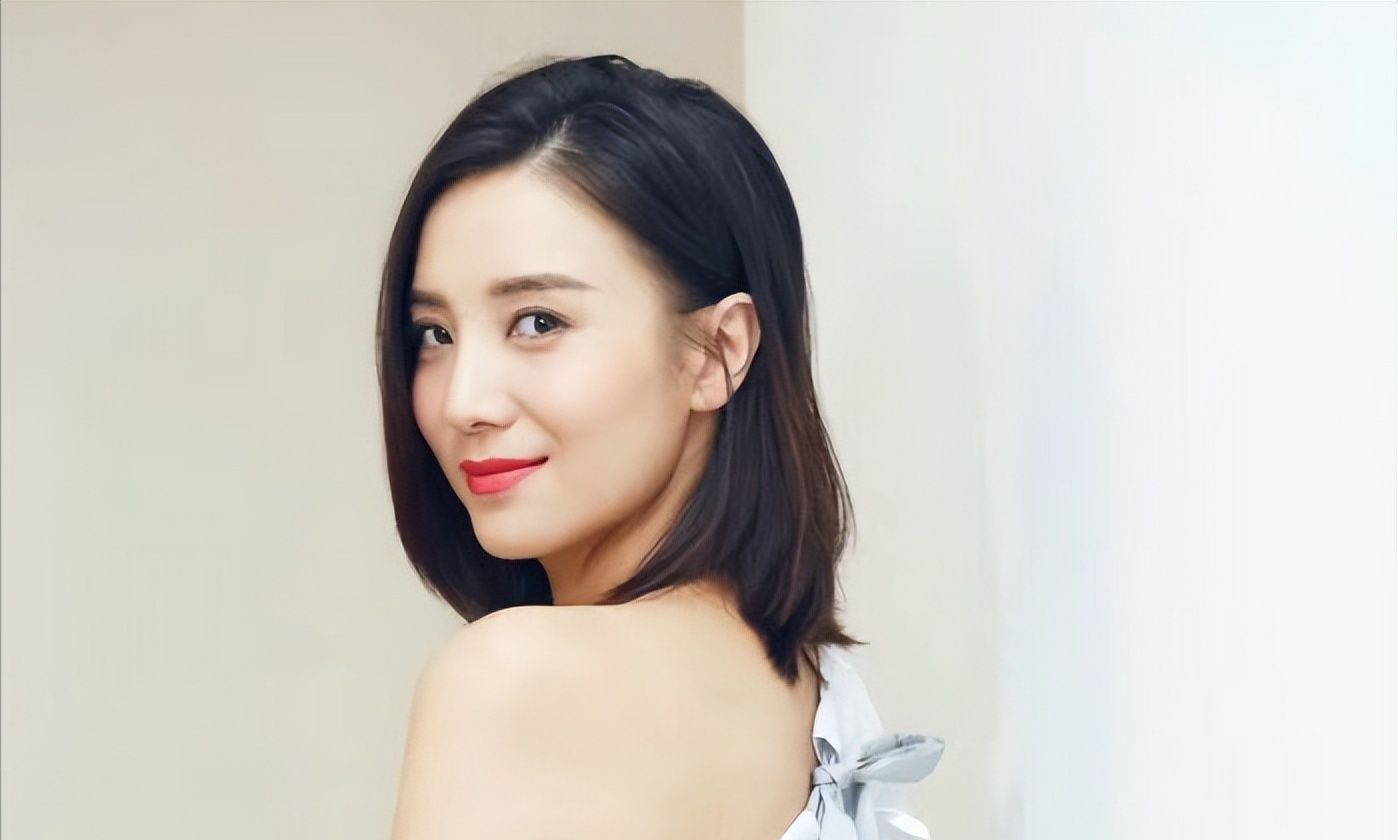 41岁宋佳大片出炉眼神妩媚勾人身材曲线玲珑性感